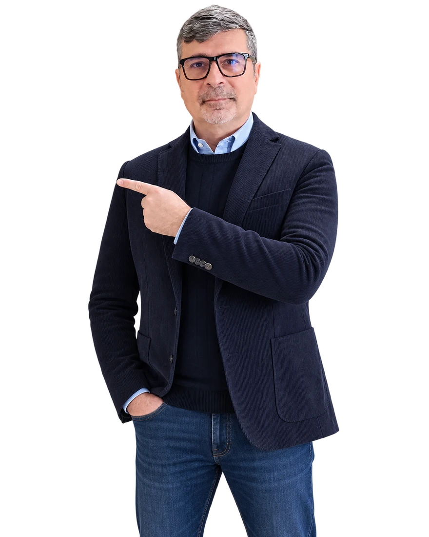 Fabrizio Salvati mentre indica verso sinistra